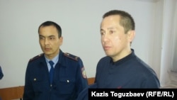 Гражданский активист Асет Абишев (справа) на суде по его делу.
