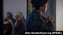 Ahtem Çiygoznıñ anası Aliye doğğan kününde dua ete, Qırım, 2017 senesi fevralniñ 12-si