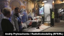 Роман Бончук демонструє відвідувачам експонати музею