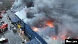 Спасувачите работат на местото на трговскиот центар кој бил уништен за време на руски воен напад во Никопол, 6 март 2024 година