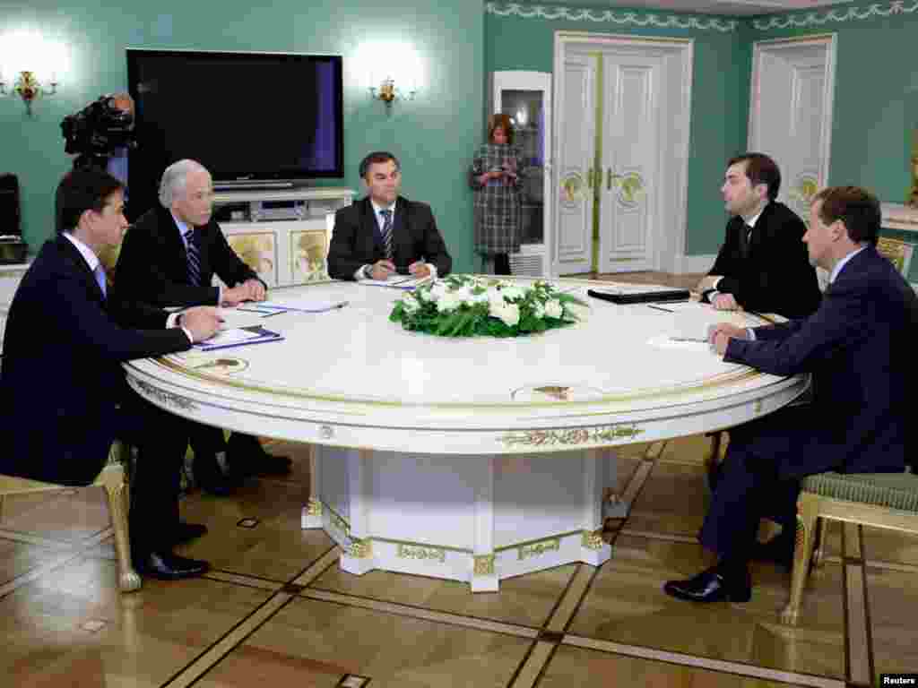 23 сентября 2010 года. Президент РФ Дмитрий Медведев (справа ) во время встречи с руководством партии "Единая Россия" в подмосковной резиденции "Горки". Слева направо - руководитель ЦИК партии "Единая Россия" Андрей Воробьев,