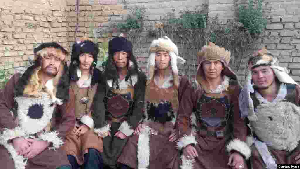 Қазақ жігіттері «арнайы біліміміз жоқ болғанымен өзіміздің кім екенімізді танытып жүрміз» дейді.
