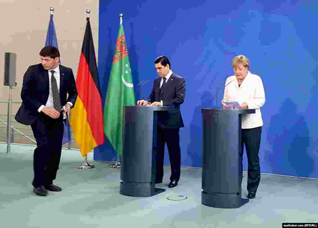 G.Berdimuhamedowyň we Angela Merkeliň bilelikdäki metbugat-konferensiýasynyň başlanan pursady, Berlin, 29-njy awgust, 2016. 