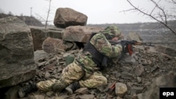 Доброволець батальйону «Азов» під час військової підготовки поблизу Маріуполя в Донецькій області, 27 січня 2015 року