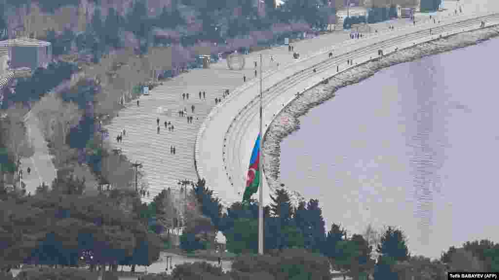 Félárbócra eresztett azeri zászló 2024. december 26-án Bakuban. A fedélzeten többnyire azerbajdzsáni állampolgárok tartózkodtak, de voltak utasok Oroszországból, Kazahsztánból és Kirgizisztánból is
