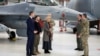 Președintele ucrainean, Volodimir Zelenski, și premierul belgian, Alexander De Croo, în vizita din 28 mai la baza aeriană Melsbroek, care găzduiește cursuri de instruire a piloților ucraineni.