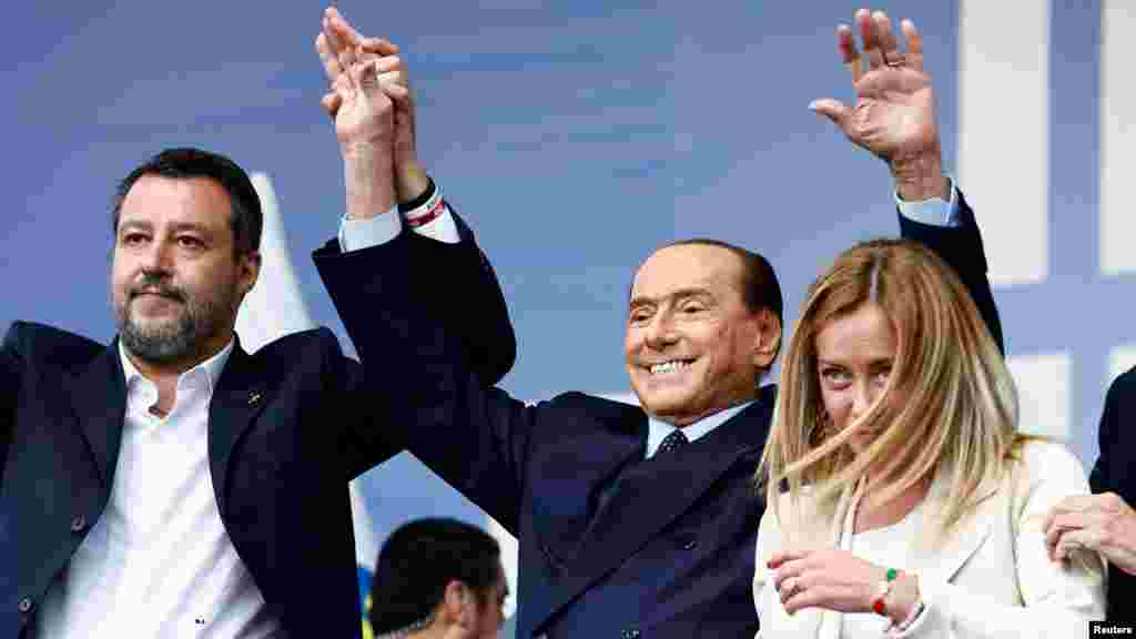 A szeptember 25-i választásokon leadott szavazatok csaknem végleges feldolgozása alapján a Giorgia Meloni vezette Olasz Testvérekből (Fratelli d’Italia), a Salvini-féle Ligából és Berlusconi Hajrá Olaszországjából (Forza Italia) felálló koalíció szilárd többséget szerzett a parlament mindkét házában: a szenátusban és a képviselőházban. A képen a három párt elnöke egy kampányzáró eseményen
