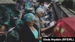 К свидетелям Иеговы нередко относятся с подозрением в некоторых постсоветских странах из-за их взглядов относительно военной службы, выборов и государственной власти в целом.