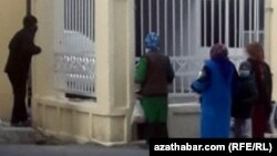 Aşgabat şäheriniň ýaşaýjylary ýapyk dükanyň daşynda. Aşgabat, noýabr, 2020