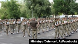 1 липня Міністерство оборони оприлюднило світлини з репетиції святкового параду до Дня Незалежності України. На них жінки-військові були у взутті на підборах, що викликало обурення