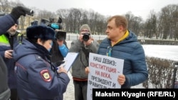 Чоловік із плакатом на акції у Санкт-Петербурзі, Росія, 1 лютого 2020 року