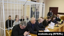 На лаве падсудных 5 мытнікаў. Яшчэ 6 знаходзяцца ў залі – ім была зьмененая мера стрыманьня