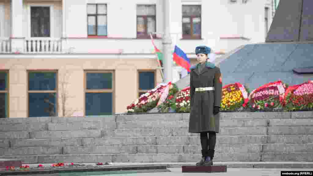 Несення почесної варти біля монументу Перемоги у Мінську, Білорусь