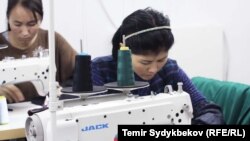 Кыргызстандагы тигүү цехтеринин бири. Иллюстрациялык сүрөт. 