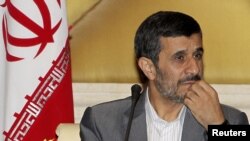 محمود احمدى نژاد در سال هاى اخير و تحت فشار اصولگرايان منتقد دولت بارها ناچار شده است كه از مواضع خود عقب نشينى كند.