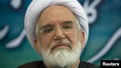 مهدی کروبی،‌از رهبران مخالفان دولت ایران، بیش از ۶۵۰ روز است که در حبس خانگی به سر می‌برد.