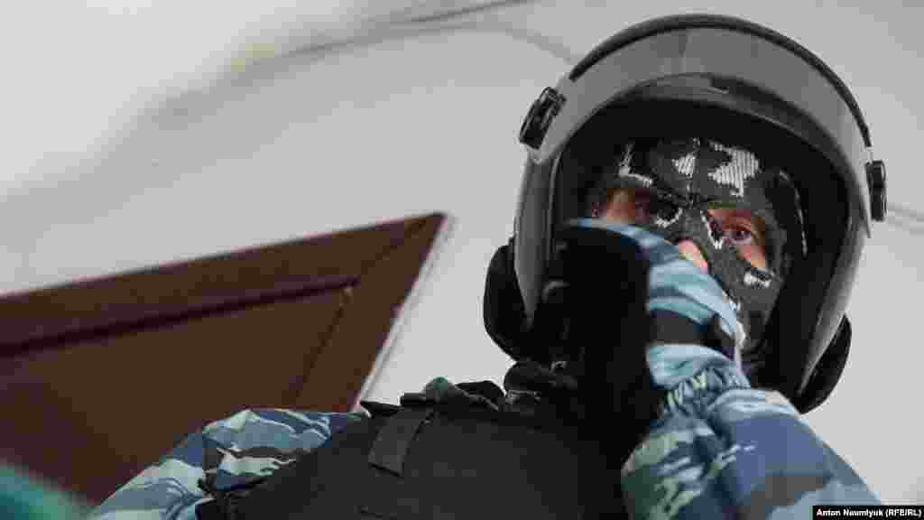 Российские силовики задержали в Бахчисарае крымского адвоката Эмиля Курбединова, а также гражданского активиста Сейрана Салиева, 26 января 2017 года