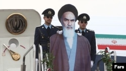 باسازی صحنه ورود آيت الله روح الله خمينی به فرودگاه مهرآباد در دوازدهم بهمن سال ۱۳۵۷
