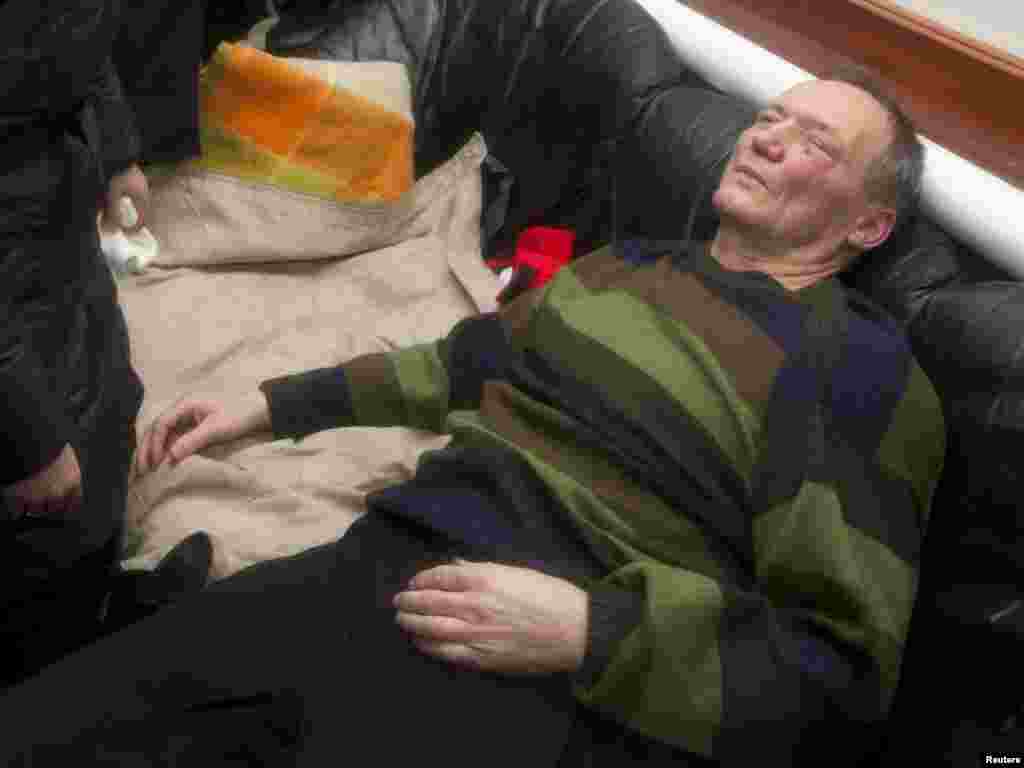 Зьбіты пасьля пратэсту на вуліцах Менску Ўладзмер Някляеў у офісе кампаніі «Гавары праўду» 19 сьнежня 2010 году.