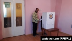 25/57 ընտրատեղամասում քաղաքացուն օգնում են քվեարկել, 5-ը նոյեմբերի, 2017թ․