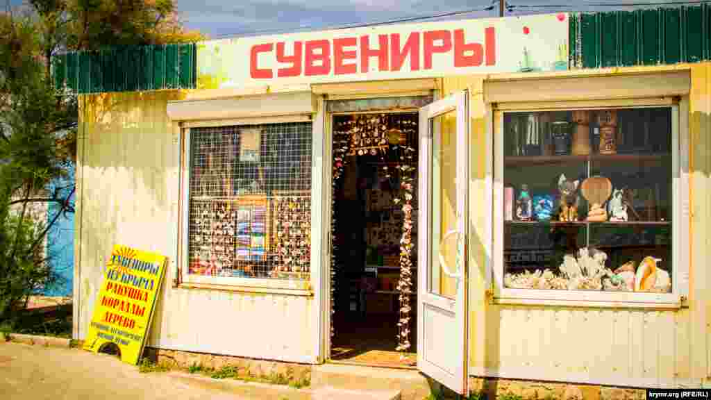 Сувеніри – черепашка, корали, дерево – поки без клієнтів