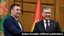 Gyrgyz we türkmen prezidentleri Sadyr Žaparow we Gurbanguly Berdimuhamamedow, Aşgabat, 8-nji iýun, 2021.