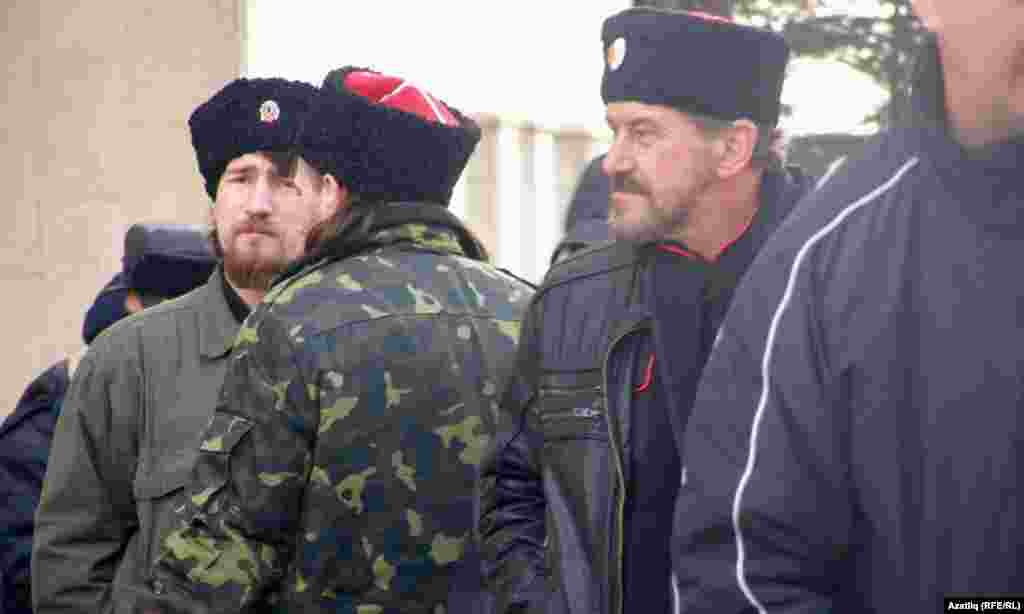 Жыенда бизәнгән киемнәрендә, нагайкалар тоткан казаклар да катнашты. 