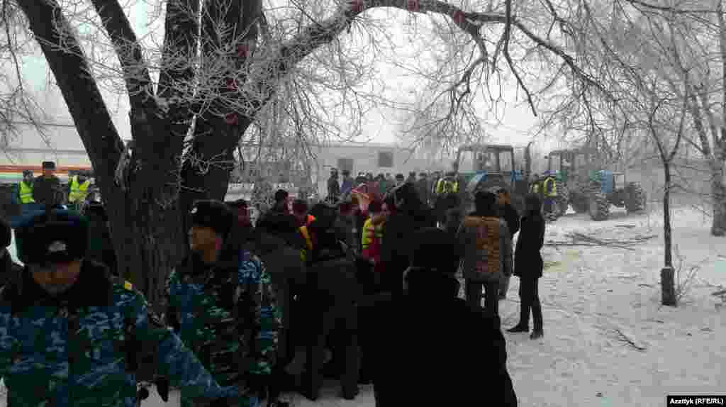 Ұшақ құлаған жерде жүрген әскерилер мен әуежай маңында тұратын халық. 