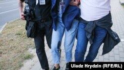 A rendőrök által lábon lőtt Nasa Niva-tudósítót újságíró társai segítik 2020. augusztus 10-én