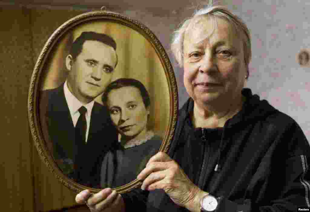 78-летняя Алла Канатуш со старой фотографией, на которой она изображена вместе с мужем Владимиром. Он был арестован в конце 1949 года и приговорен к 25 годам лагерей. После смерти Сталина он был освобожден и вернулся домой.