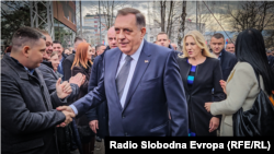 Босна и Херцеговина - Милод Додик, претседател на босанскиот ентитет Република Српска, доаѓа пред своите поддржувачи откако судот на БиХ му ја изрече пресудата, Бања Лука, 26 февруари 2025 година.