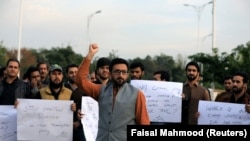 د پښتون ژغورنې غورځنګ د ملاتړو ځوانانو يو پخوانی عکس