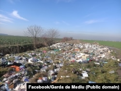 La marginea Bucureștiului pot fi observate multe imagini de acest fel. Autoritățile nu reușesc să îi identifice, de multe ori, pe cei care aruncă gunoaiele la întâmplare.