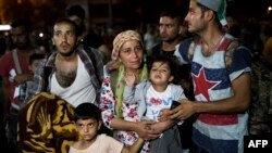 یک مقام ارشد وزارت کشور یونان در گفت‌وگو با رادیو «ویما» در آن کشور گفته بندر «میتیلن» در حال حاضر از ۱۵ تا ۱۷ هزار پناهجو انباشته شده و وضعیت به مرحله «انفجار» نزدیک می‌شود