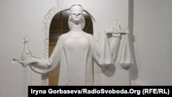 GENERIC -- court, judge, femida