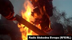 Во знак на протест поради ниската откупна цена, тутунарите го палеа тутунот пред Собрание 
