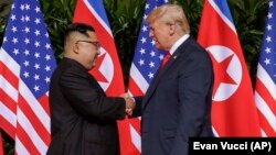 АҚШ президенті Дональд Трамп пен Солтүстік Корея басшысы Ким Чен Ынның кездесуі. Сингапур, 12 маусым 2018 жыл