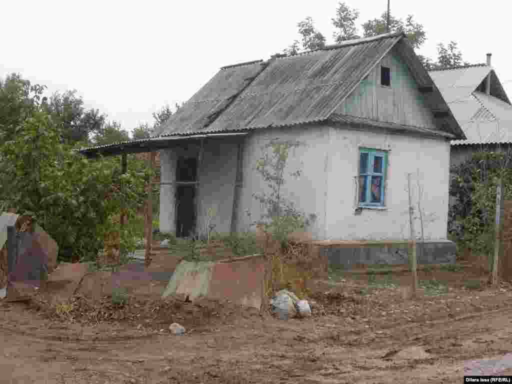 "Пресс тұтыну" кооперативіндегі жеке тұрғын үйлердің бірі. Шымкент, 14 қазан 2015 жыл.