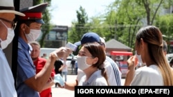 Бишкектеги соода борборунун бирине келгендерди текшерүү учуру. 26-май, 2020-жыл.