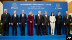Ministrat nga Grupi i Shtatë demokracive pozojnë për fotografi në takimin e tyre në periferi të Romës, Itali, 26 nëntor 2024.