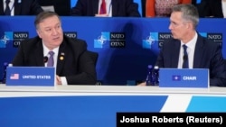 Američki državni sekretar Mike Pompeo (lijevo) i generalni sekretar NATO-a Jens Stoltenberg (desno) tokom sastanka Alijanse, Vašington
