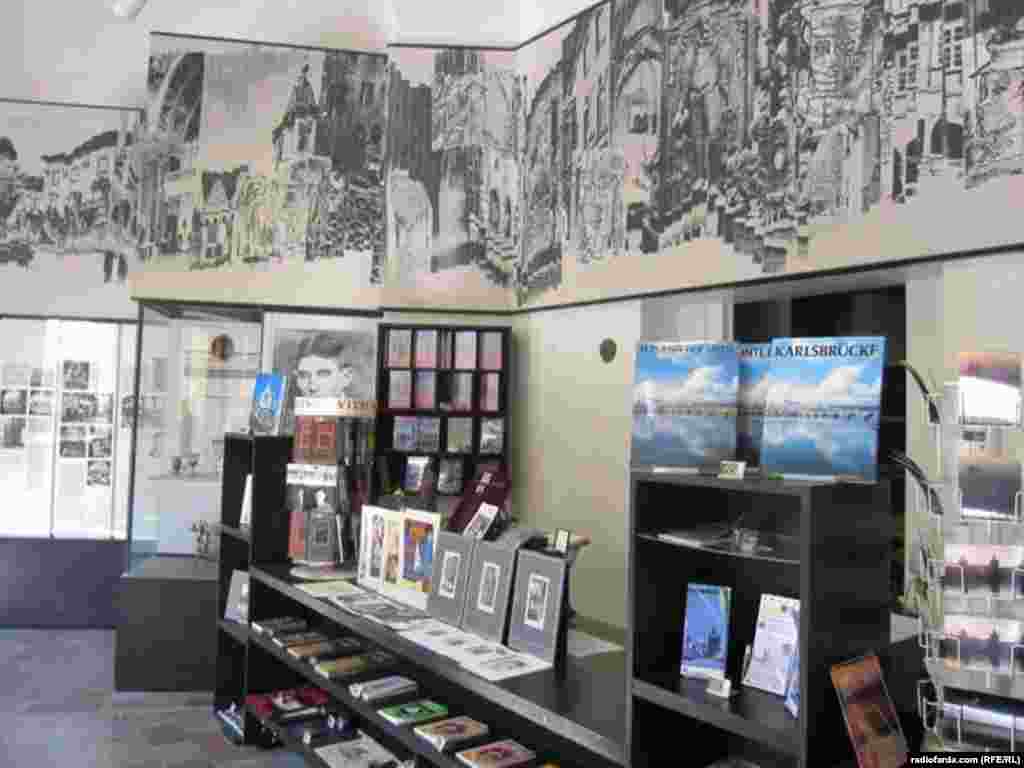 نمای داخلی خانهای که کافکا در آن متولد شدهاست ،خانه ای که اکنون تنها "هال" آن به عنوان نمایشگاه استفاده میشود