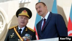 Министр обороны Азербайджана Сафар Абиев (слева) и президент Азербайджана Ильхам Алиев