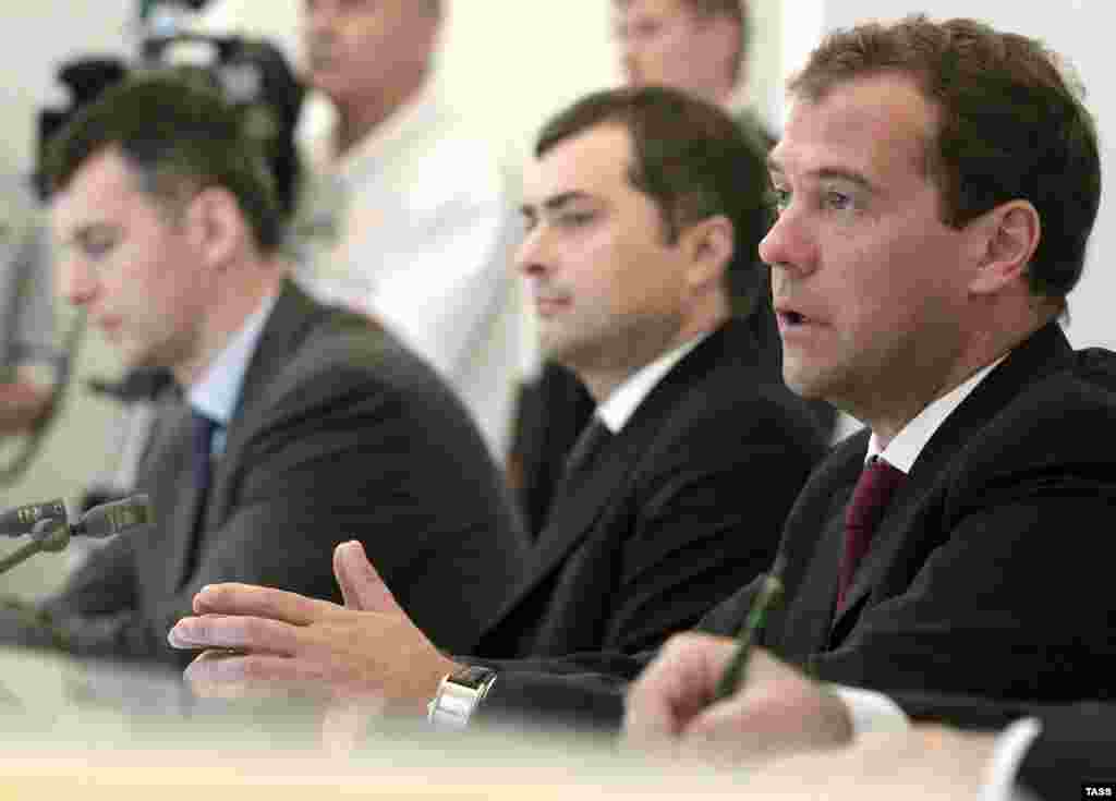 29 августа 2011 года. Президент РФ Дмитрий Медведев (справа) проводит в сочинской резиденции "Бочаров ручей" встречу с лидерами политических партий. Слева направо - лидер партии "Правое дело" Михаил Прохоров, первый заместитель руковод