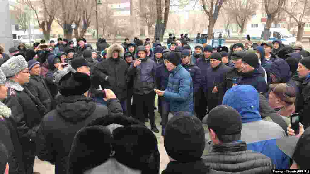 Ақтөбеде наразылар жергілікті әкімдік маңына жиналды. 