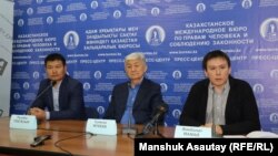 Қазақстан шекарасынан заңсыз өткен этникалық екі қазақ - Қастер Мұсахан мен Мұрагер Әлімұлын Қытайға бермеу жөніндегі баспасөз жиыны. Оңнан солға қарай: Жанболат Мамай, Төлеген Жүкеев және Ырысбек Тоқтасын. Алматы, 9 желтоқсан 2019 жыл.