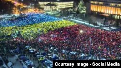 O seară tricoloră și bilingvă de proteste în Piața Victoriei