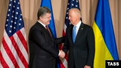 Петро Порошенко (ліворуч) і Джозеф Байден 