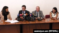 Վենետիկի հանձնաժողովի անդամները մամուլի ասուլիսի ժամանակ, 25-ը օգոստոսի, 2015թ.