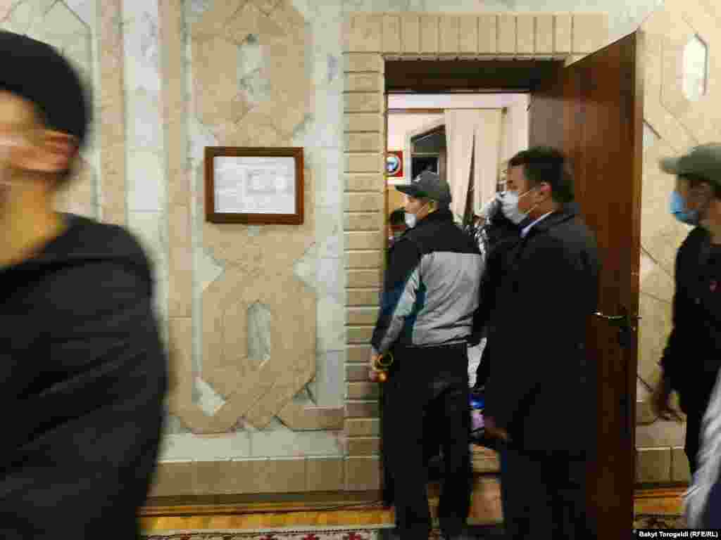 Наразылар Ақ үйде жүр. Бішкек, 6 қазан 2020 жыл.